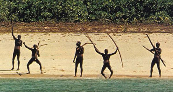 센티널섬의 원주민들이 무기를 들고 위협적인 자세를 취하고 있다.